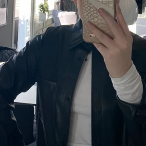 Skjortjacka i läderimitation - Svart skjortjacka i läderimitation från H&M. Använd en gång. 