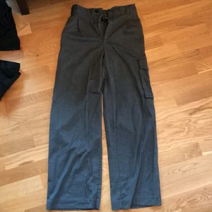 Monki byxor grå strl 34 - Måttligt använda!