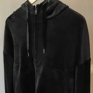 Skön half zip hoodie i sammet. Tröjan är i storlek XS från Lindex och endast testad en gång! På sista bilden ser man hur materialet är inuti och utanpå. Säljs för 75 kr + frakt! Skriv gärna för fler bilder eller om du har några frågor!😊