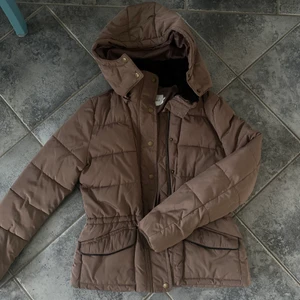 HÖST/VINTERJACKA i Strl XS/S - Säljer min höst/vinterjacka som är flera år gammal. Dock är skicket precis som nytt! Färgen är lite brun-rosa & har en avtagbar luva🤍 frakten är inräknad i priset! Strl S men passar också XS!