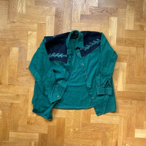 Western skjorta - En Western stuk skjorta från Beyond Retro. Roliga detaljer och skön grön. Storlek S-M skulle jag gissa. 