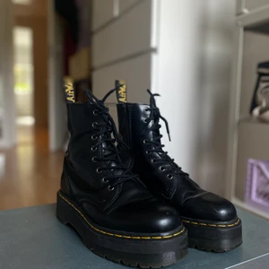 Dr. Martens Jadon Plattå - Ett par schyssta Dr.Martens Jadon med plattå. Kängorna är i högkvalitativt läder. Dem är ca 2.5 år gamla och är i strl 41. Skorna är varsamt använda och är i gott skick. Nypris: 2300kr. Tveka inte på att höra av dig vid ev frågor😋