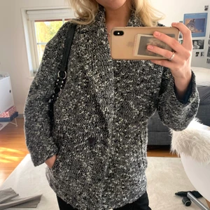 Kappa - Säljer denna fina kappa. 26% ull. Köpt second hand för ca 2 år sen men ursprungligen från HM🖤🤍🖤