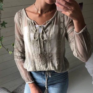 Blus sixty days - Beige blus från sixty days inköpt från zebra! I storlek XS. Använd vid ett enstaka tillfälle och är därav i gott skick:)