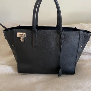 Zadig & Voltaire väska - As snygg Zadig väska köpt för nypris ca 3900kr på Galleries Lafayette i Nice. Använd fåtal gånger så bra skick! En lite större väska perfekt för skolan eller jobbet. Läder med silvriga detaljer. Skriv om ni har några frågor eller vill ha fler bilder 💖🌟