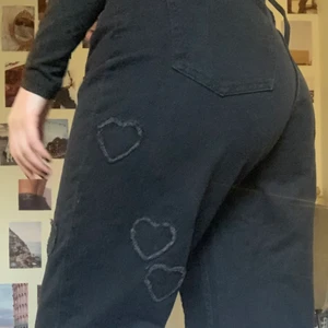 jeans - säljer dessa coola jeans med hjärtan på! är så sköna men kommer inte till användning! frakten är redan inräknad i priset🖤🖤