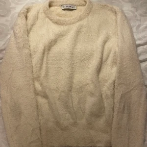 Vit tröja - Superfin vit stickad tröja från Chiquelle! Säljer pga. den har inte kommit till användning. Perfekt nu till hösten🤍 Vet inte storleken men skulle säga att den passar XS/S