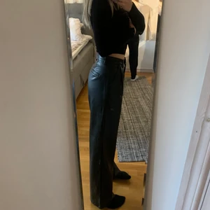 Skinnbyxor - Vida skinnbyxor från NA-KD. Säljer eftersom dom inte kommer till användning🤍 jag är 173 cm