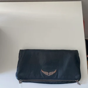 Zadig Voltaire väska - En zadig väska i den klassiska modellen. Lite rostig och saknar kedjorna, men går att sätta på axelremar/kedjor själv!