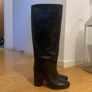 Stövlar från Arket  - Oanvända svarta stövlar från Arket. I storlek 36. Dem går upp till precis under knäna. 🥰 Köpte för 2900 kr. Säljer dem för 900kr (ink frakt). Kan skicka fler bilder om de önskas 💞💞