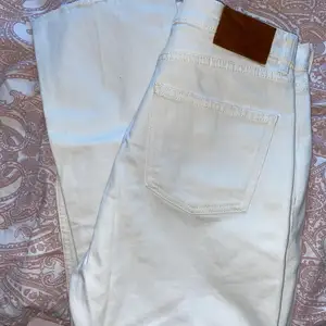 Vita Zara Jeans, knappt använda pga för stora för mig. Vid frågor är det bara att skriva😊 modeller är straight leg.         Pris kan diskuteras 