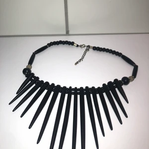 Halsband  - Halsband i trä 