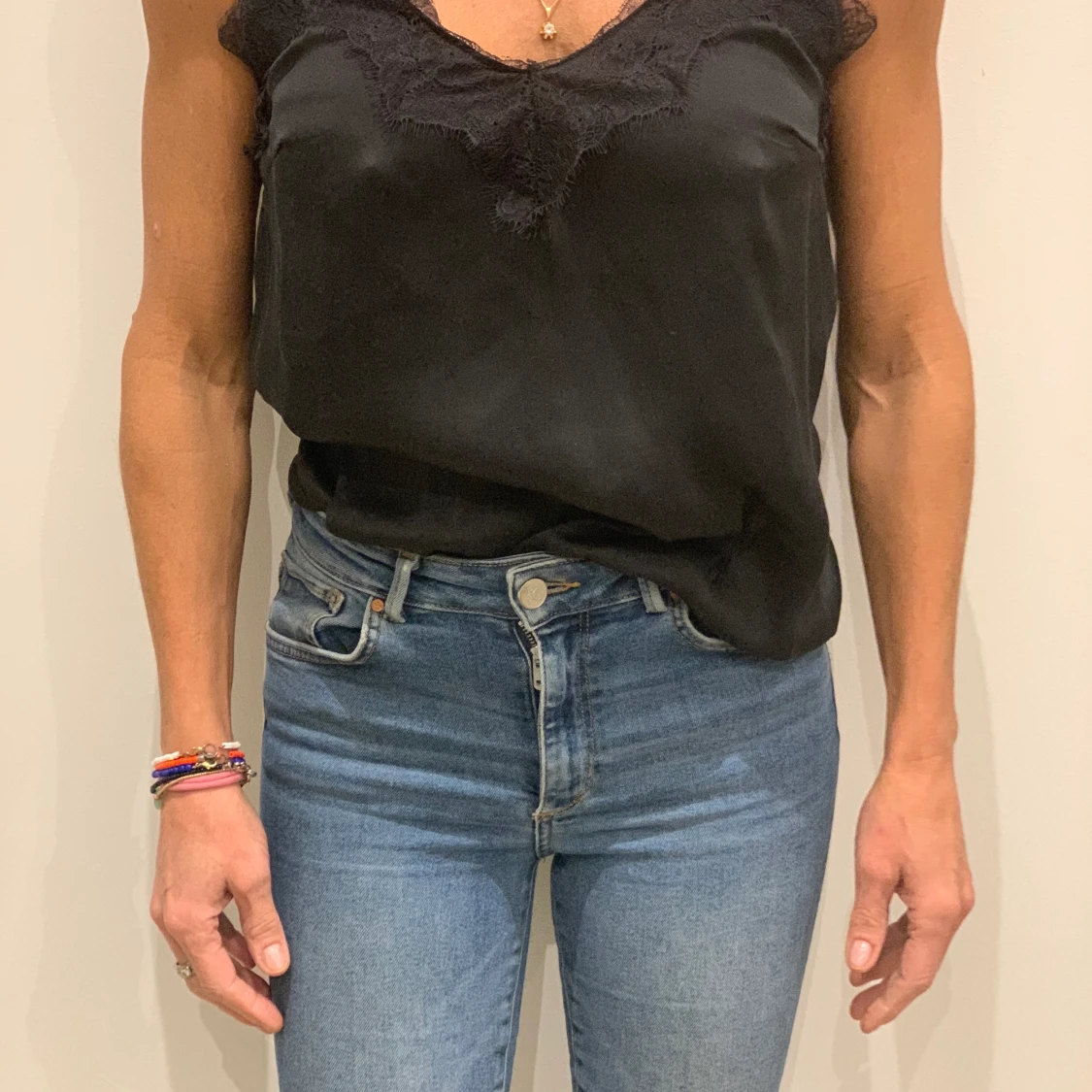 Svart linne med spets