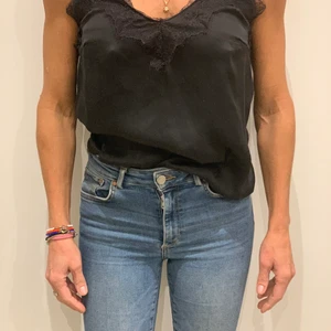 Svart linne med spets - Super gulligt svart spets linne!💗🖤