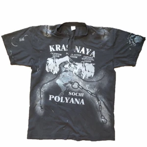 grå graffitti chains tshirt - en grå tshirt som jag sprayat textilfärg för att efterlikna kedjor ;-) fråga för fler bilder, mått mm 🧪