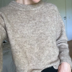Stickad beige tröja💓 - En stickad beige tröja från Lindex! Den är i storlek M, men passar som en small! I superfint skick💞