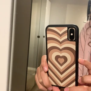 Brun hjärt skal  - Säljer en brun hjärt skal pga har fått en ny mobil och tyvärr passar den inte skalet. priset kan bli negotigerad men pruta inte får lågt 