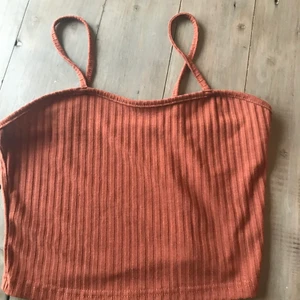 Brunt linne  - Ett brunt linne med rundning högst upp och ribbad. Köparen står för frakten 