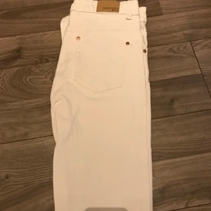 Jeans  - Vita jeans från Gina Tricot i strl 28. Använda en gång. Köparen står för eventuell frakt. 