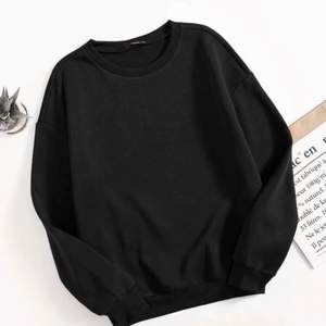 En svart basic tröja från Kappahl tror jag🖤⚡️använd ca 12 gånger⚡️🖤lite oversized🖤🥰