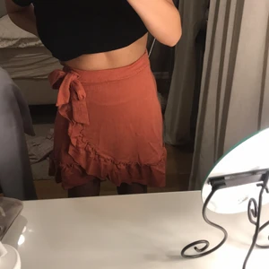 En super söt sommar kjol - En söt kjol ifrpn ginatricot med volang samt knytning. Denna passar även folk som är lite längre är (155)