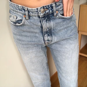 Jeans från Zara - Snygga momjeans från ZARA. Säljer på grund utav att de är för stora för mig. Använda ett fåtal gånger så de är i bra skick!