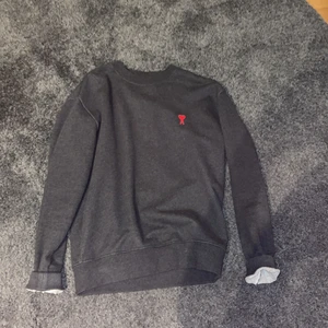 Sweatshirt  - En väldigt snygg och klassisk sweatshirt från Ami. Väldigt sparsamt använd då jag oftast använde den till finare tillställningar även om det egentligen är en vardagströja. Alltså är den i väldigt bra skick. Köpte den för 1799kr från Care of Carl och säljer den nu för ENDAST 399kr. Hör gärna av dig. (Storlek M)