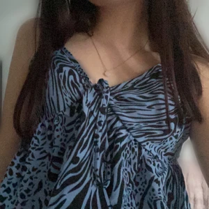 Blå topp - Säljer den här blå toppen från shein då den inte kommer till användning. Bra skick, aldrig använd. Banden är justerbara. Fri frakt!💕