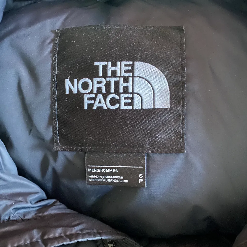 Säljer min trogna gamla North Face-jacka som jag tyvärr vuxit ur. Det är en kanonbra jacka som håller en varm under vintermånaderna. Herrmodell i stolek S och i godtagbart skick! Säljer för 1000kr och nypris ligger runt 3000kr :-). Jackor.