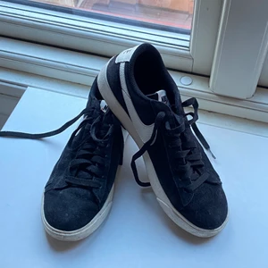 Nike sneakers strl 39 - Fint skick, behöver borstas av! Retro Nike sneakers som inte kommer till användning längre. Skickas utan låda. Köpare står för frakt.