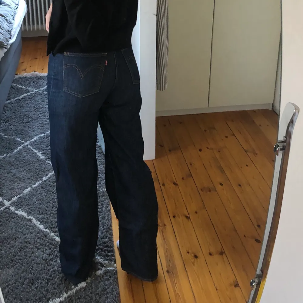 Säljer mina näst intill nya levis jeans. De är i väldigt bra skick och inga slitningar eller liknande. Jag är 175  cm lång och de är i storlek 28/34. Skriv vid intresse💕. Jeans & Byxor.