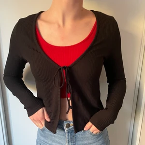 Kofta med knytning där fram - Så trendig svart kofta som endast är använd enstaka gånger, dvs mycket bra skick💕 från hm i storlek S men lite liten för mig som har S/M