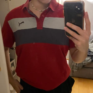 Piké från beyond retro - En skön och snygg piké från beyond retro. Märket är puma. Använd ca 5 gånger. Krage och kortärmad. Lite oversize på mig som har m så funkar för både större och mindre. 