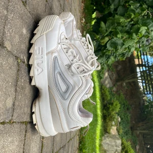 FILA skor - Säljer mina super coola fila skor  ( ÄKTA )!Säljer p.g.a försmå och dem har tyvärr inte kommit till andvändning! Ändats andvänt ett fåtal gånger.😜 Lite smutsiga men tror det går bort i tvätten!Pris kan diskuteras! Köpta på JD.