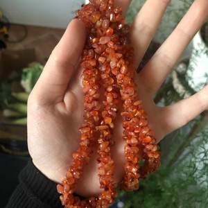 Fint halsband av antingen karneol eller orange agat. 31cm långt o går även ta sönder för o göra ex. Armband eller annat. 