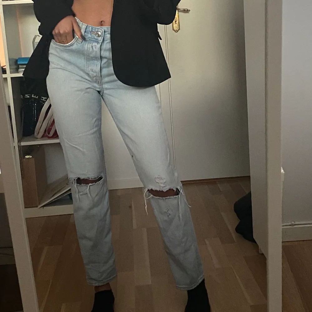 Säljer dessa ljusblåa vintage fit jeans från H&M. De är i bra skick, men säljer då jag har liknande. För exakta storleken kolla sista bilden:)) Är för övrigt 169cm lång och de är liiite för korta på mig. Önskas fler bilder är det bara att höra av sig!. Jeans & Byxor.