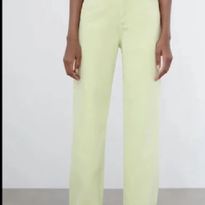 Ljusgula jeans från zara💛 - Jättebra skick. Jättefina, säljer de för att de är för små för mig. Köpta av en annan tjej här på Plick. Skriv för mer bilder eller information❤️ lånade bilder av aliciaskrinjar❤️