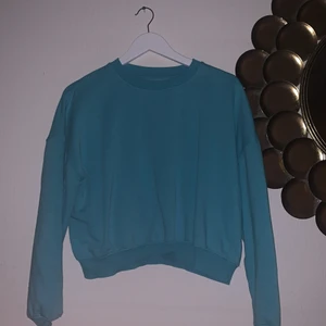 Tröja  - Säljer denna blå fina tröja 