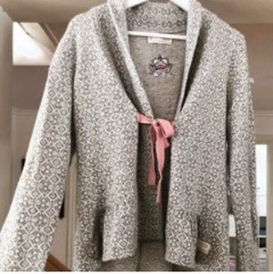 Odd molly kofta - Odd molly kofta i St M som passar allt från xs-L beroende på hur man vill de ska sitta. Aldrig använt den, en riktigt fin i äkta ull super varm och snygg till alla tillfällen! 990 ink frakt, pris kan diskuteras! (Fler bilder kan absolut tas) 🥰