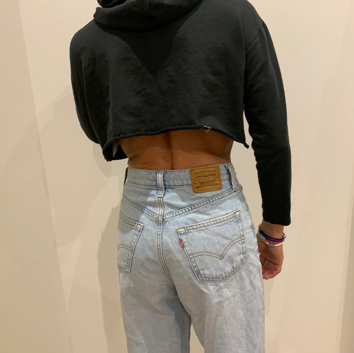 Svart croppad hoodie - 90