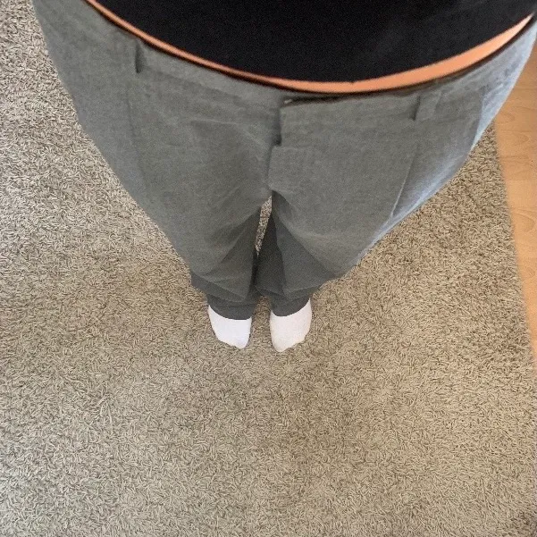 Aschill lågmidjade gråa kostymbyxor som funkar till typ allt, sista bilden ger mer rätt färg. Det står ingen storlek men jag är 170cm och är en S/M!💕 Högsta bud 250kr, avslutas ikväll (9 mars) (SÅLDA). Jeans & Byxor.