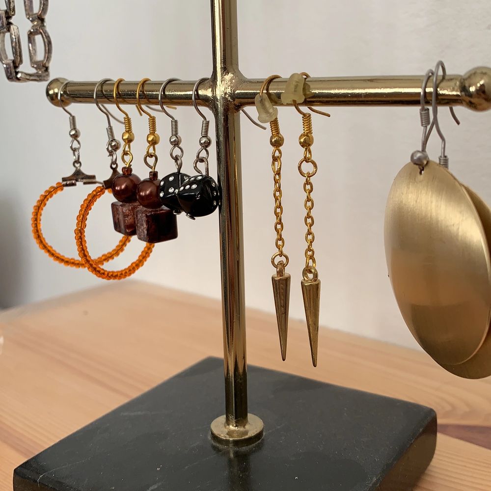 Säljer alla dessa smycken! Både örhängen, armband och halsband! De flesta är köpta men några har jag även gjort själv. Skriv om du vill ha en tydligare bild av något smycke! Du kan köpa allt tillsammans för 150kr. Om du bara vill köpa ett smycke, skriv till mig privat då så kommer vi överens om ett pris😊. Accessoarer.