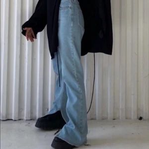 Slutsålda jeans från Hanna Schönberg x nakd  - De perfekta byxorna som passar till allt! Skulle säga att de passar bäst på 36/38 beroende på hur man vill att de ska sitta 💙💙 Budgivning avslutas på söndag!