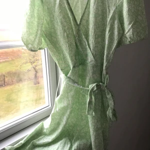 Söt sommarklänning  - En jättefin sommarklänning i en ljus pastell grön färg.  Nästan aldrig använd, i strl M men passar absolut en S. 129kr elr högst bjudande🌸 Köpare står för frakt.