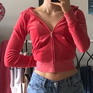 juicy couture tröja - ljusröd zip up hoodie från juicy couture!!😩🥺 köpt secondhand och såå så fin, inte helt hundra på att jag vill sälja men skriv jättegärna ifall du är intresserad💞✨ EDIT: okej många verkar intresserade så vill man buda är det fritt fram😜 BUDGIVNING AVSLUTAS 00.00 natten till lördag!❤️