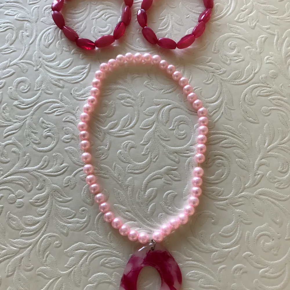 Rosa halsband med två rosa armband i nya skick. Accessoarer.