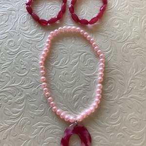 Rosa halsband med två rosa armband i nya skick
