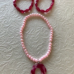 Rosa accessoarer  - Rosa halsband med två rosa armband i nya skick