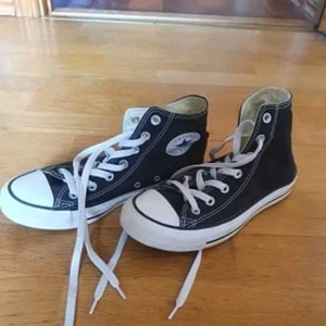 Svarta Converse skor  - Svarta Converse skor i strl 38. Köpta på Boozt.com för 750 kr. Använda få gånger. I väldigt bra skick. Priset kan diskuteras vid bud. Köparen står för frakten. 