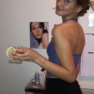 Glitter topp  - Super söt glittrig topp från Urban outfitters, bara använd en gång🌟😍  skriv om ni vill ha fler bilder, buda gärna🥳 (högst bud just nu 200kr)